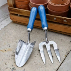 British Meadow Trowel And Fork Set 17 British Meadow Trowel And Fork Set -Household Tools Store GRH TFBOXBM burgon and ball RHS gifts for gardeners british meadow trowel fork set 07